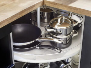 Armario esquinero con carrusel giratorio